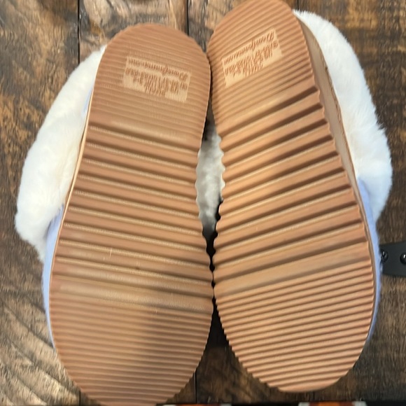 Cozy Blue and White Women's Slippers NWOB - Picture 3 of 4